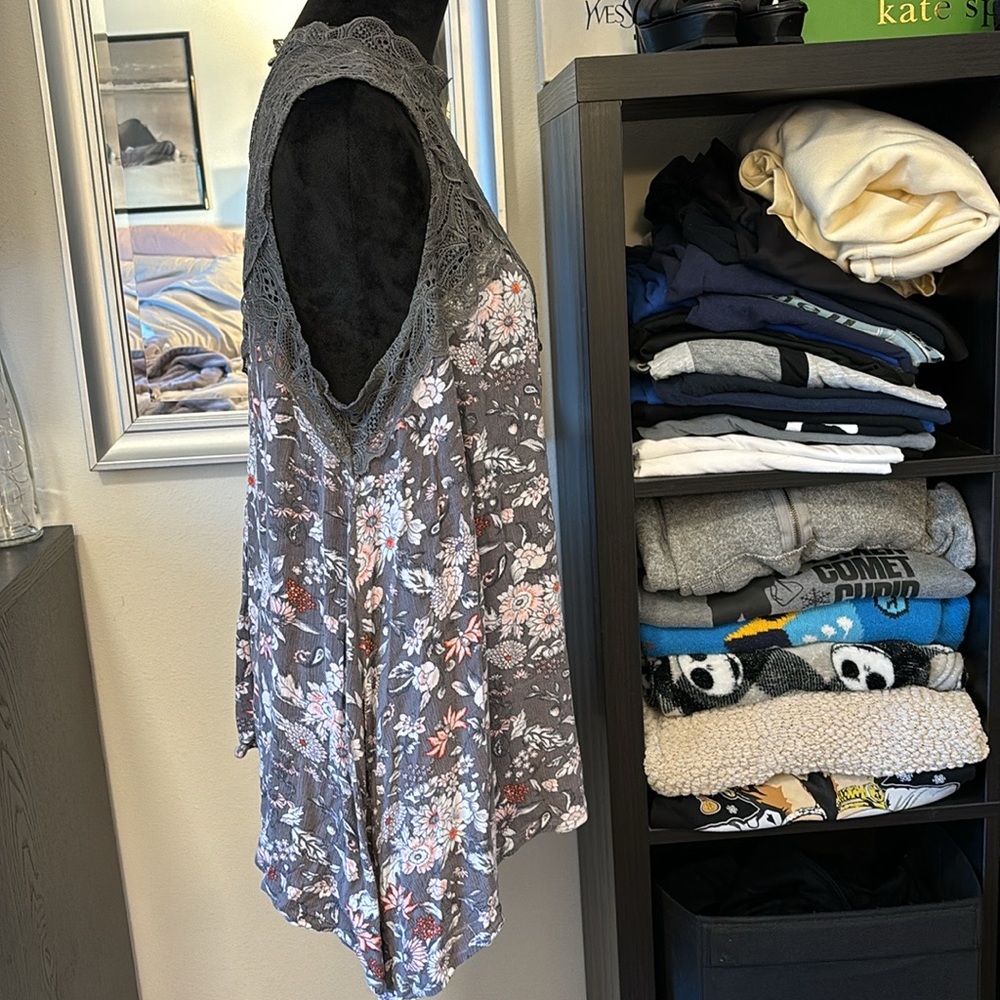 Torrid top - Picture 4 of 8